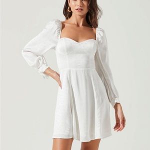 Astr the Label / Polka-Dot Mini-Dress XS / WINDSOR, SWEETHEART NECK, LONG SLEEVE